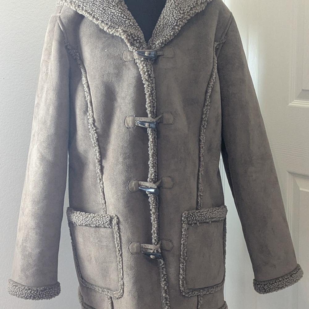 L.L. Bean Women’s Medium Tan Toggle Coat with Sherpa Lining Excellent Condition